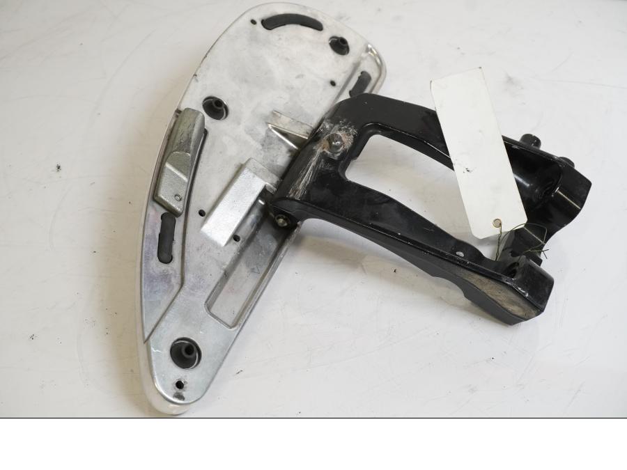 Vänster sida på Fotplatta från en Yamaha XV 1900 -2008 motorcykel.