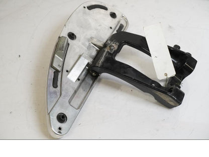 Vänster sida på Fotplatta från en Yamaha XV 1900 -2008 motorcykel.