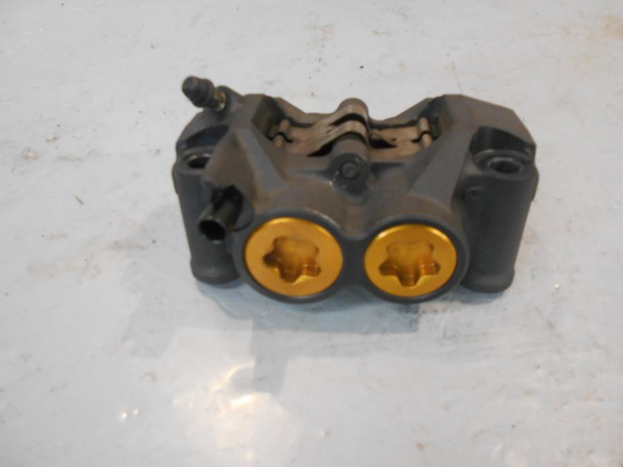 Framsidan på Bromsok från en Yamaha YZF 1000 R1 -2005 motorcykel.