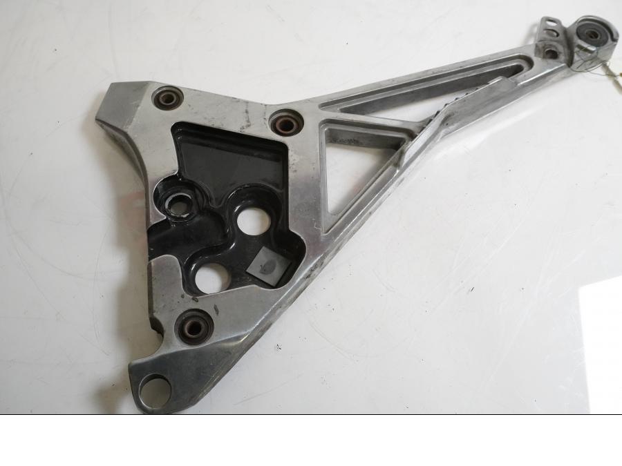 Framsidan på Fotpinnefäste från en Yamaha FJ 1200 -1989 motorcykel.