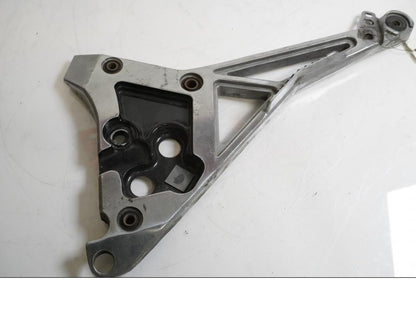 Framsidan på Fotpinnefäste från en Yamaha FJ 1200 -1989 motorcykel.