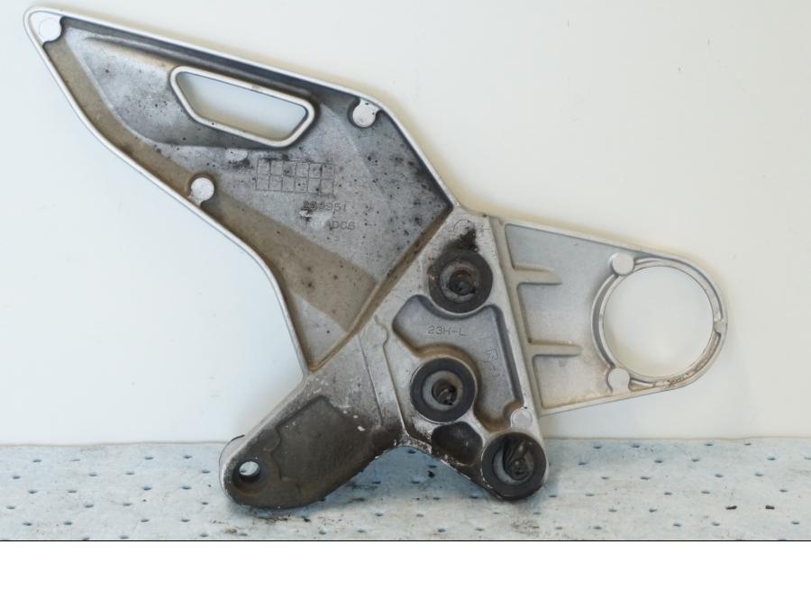 Baksidan på Fotpinnefäste från en Suzuki GSX 1300 BK -2008 motorcykel.