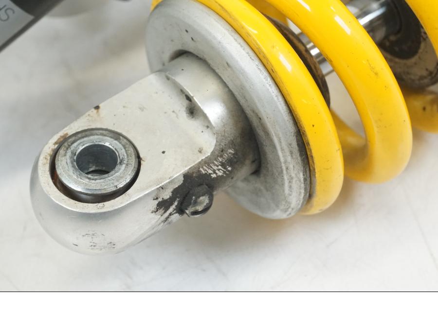 Höger sida på Stötdämpare från en Ducati Hyperstrada -2013 motorcykel.