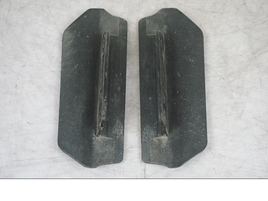 Baksidan på Gaffelbensskydd från en Triumph Tiger -2009 motorcykel.