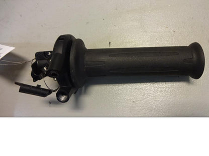 Baksidan på Gasreglage från en BMW F 800 GT -2015 motorcykel.