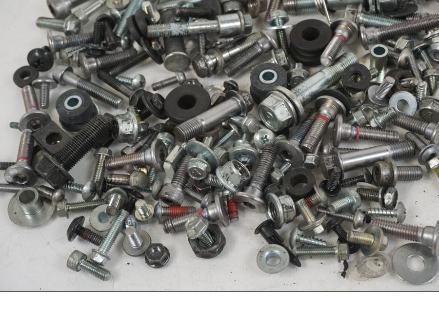 Höger sida på Skruv / Mutter etc från en Kawasaki ER-6F -2016 motorcykel.