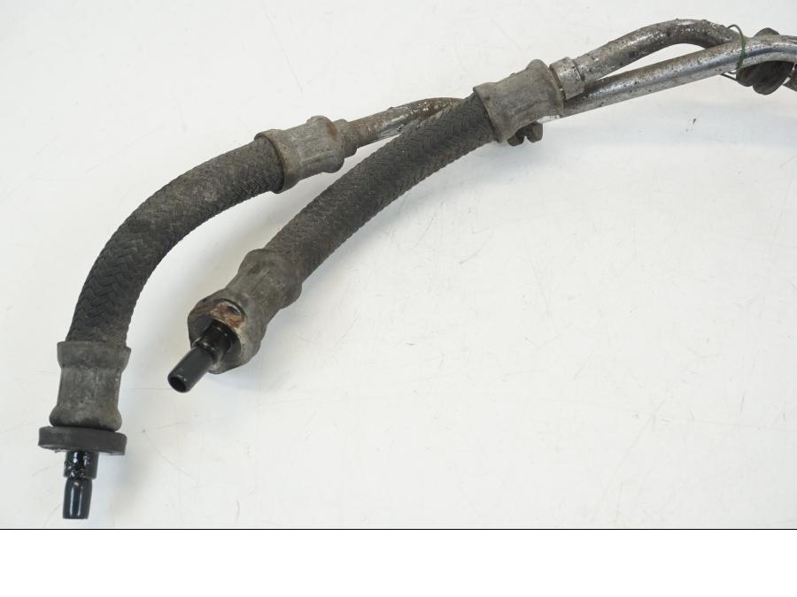 Höger sida på Oljekylslang från en Honda CB 750 -2002 motorcykel.