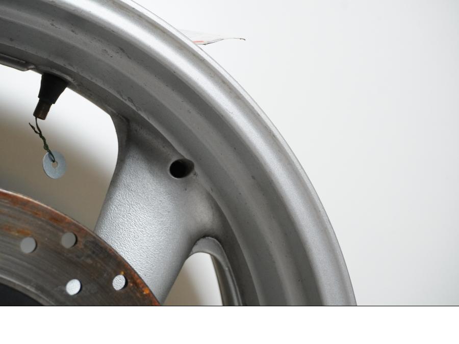 Snett uppifrån på Fälg från en Yamaha YZF 1000 R -1998 motorcykel.