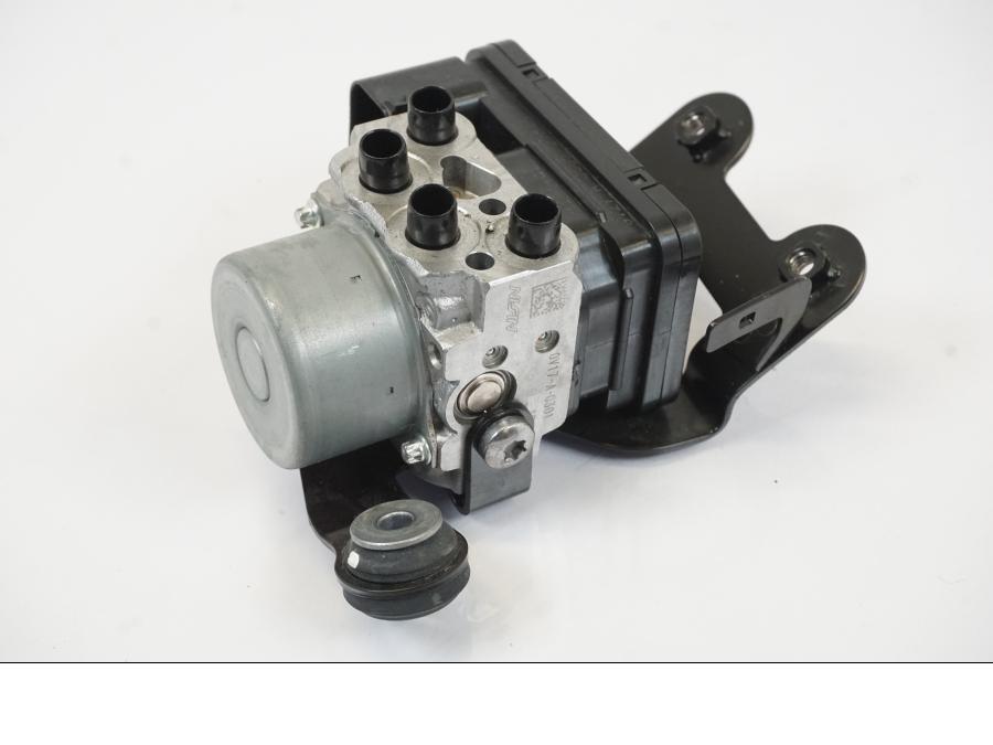 Framsidan på ABS Modulator från en Triumph Trident -2021 motorcykel.