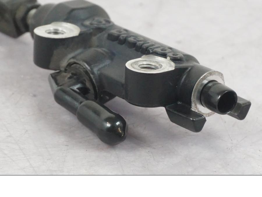 Snett uppifrån på Bromshuvudcylinder från en Yamaha MT-09 -2016 motorcykel.