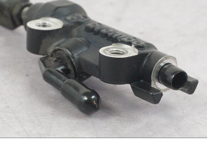 Snett uppifrån på Bromshuvudcylinder från en Yamaha MT-09 -2016 motorcykel.