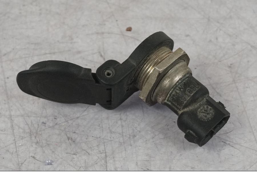 Baksidan på El uttag 12 V från en BMW R 1100 GS -1998 motorcykel.