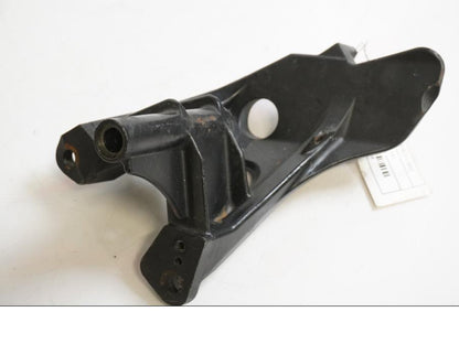 Baksidan på Fotpinnefäste från en Suzuki M 1800 -2009 motorcykel.