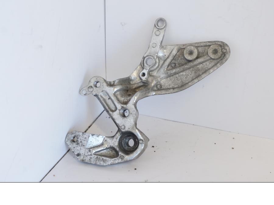 Baksidan på Fotpinnefäste från en Yamaha YZF 1000 R -1997 motorcykel.