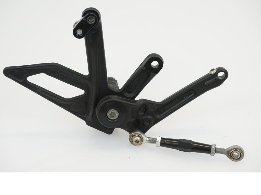 Snett uppifrån på Fotpinnefäste från en KTM 1290 Super Duke -2020 motorcykel.