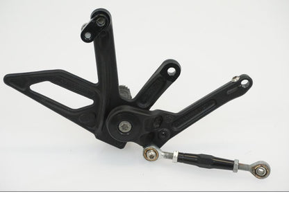 Snett uppifrån på Fotpinnefäste från en KTM 1290 Super Duke -2020 motorcykel.