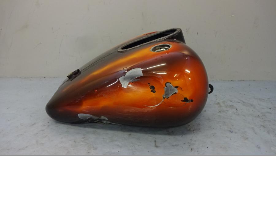 Framsidan på Bensintank från en H-D Touring Road King Custom FLHRSI -2004 motorcykel.