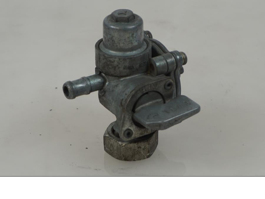 Vänster sida på Bensinkran från en Honda GL 500 -1982 motorcykel.