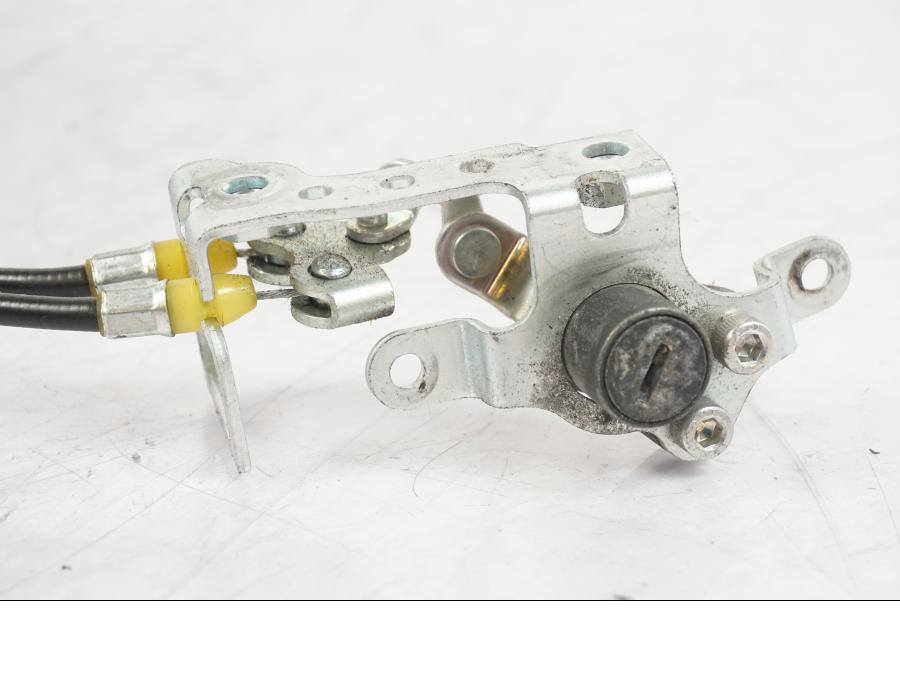 Extrabild1 på Sadellåsmekanism från en Kawasaki ZZ-R 1400 -2009 motorcykel.