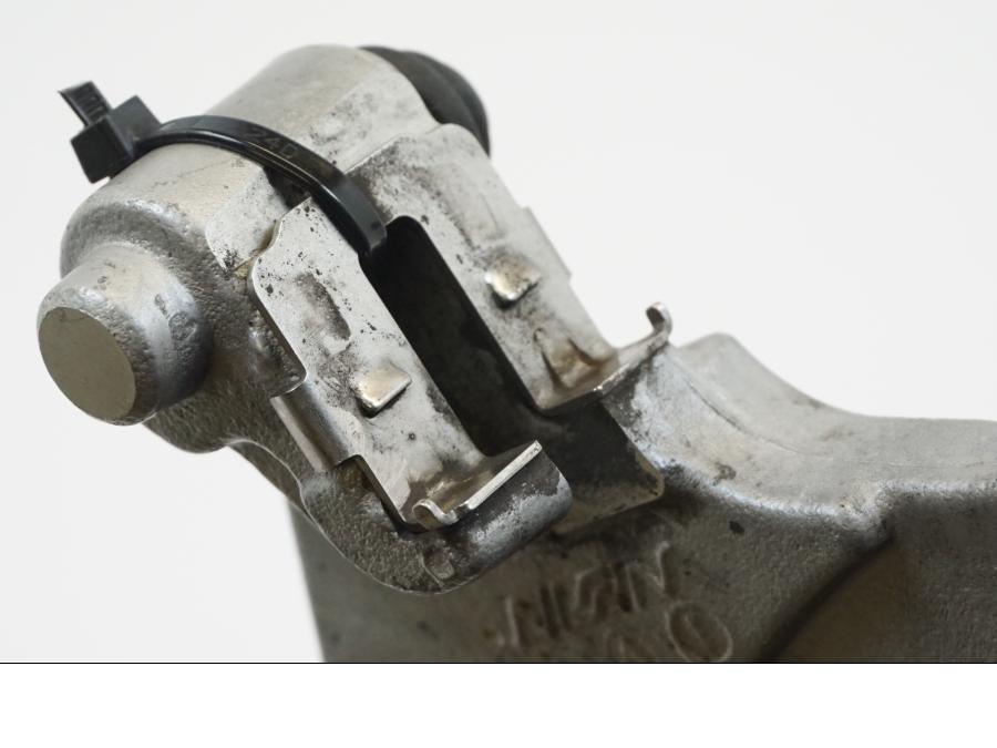 Snett nerifrån på Bromsoksfäste från en Yamaha MT-07 -2019 motorcykel.