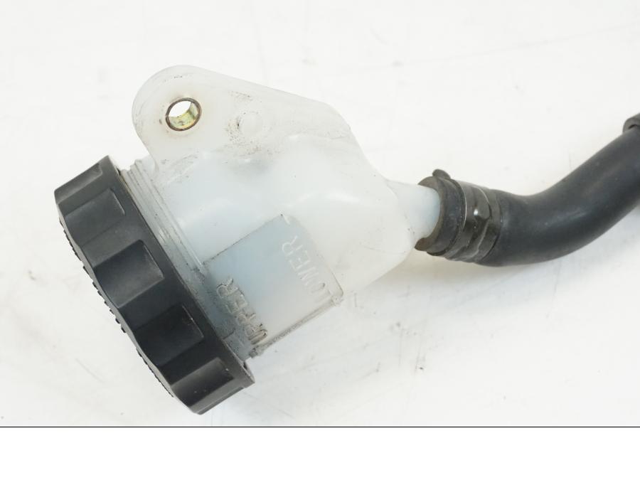 Snett nerifrån på Bromshuvudcylinder från en Honda VFR 800 -2003 motorcykel.