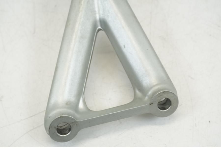 Snett nerifrån på Fotpinne från en Ducati Streetfighter V4 -2020 motorcykel.