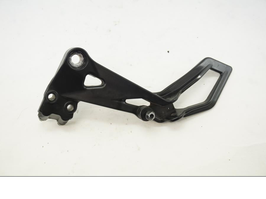 Framsidan på Fotpinnefäste från en KTM RC 390 -2019 motorcykel.