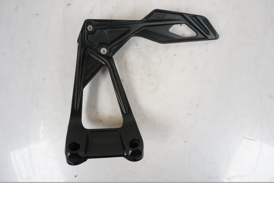 Snett uppifrån på Fotpinnefäste från en KTM 1290 Super Duke -2019 motorcykel.