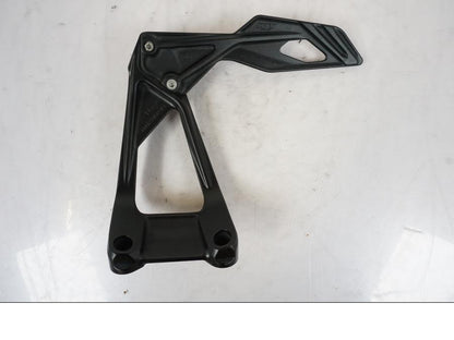 Snett uppifrån på Fotpinnefäste från en KTM 1290 Super Duke -2019 motorcykel.