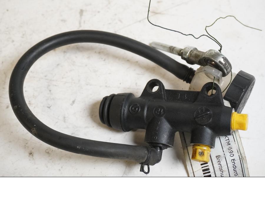 Framsidan på Bromshuvudcylinder från en KTM 690 Enduro -2012 motorcykel.