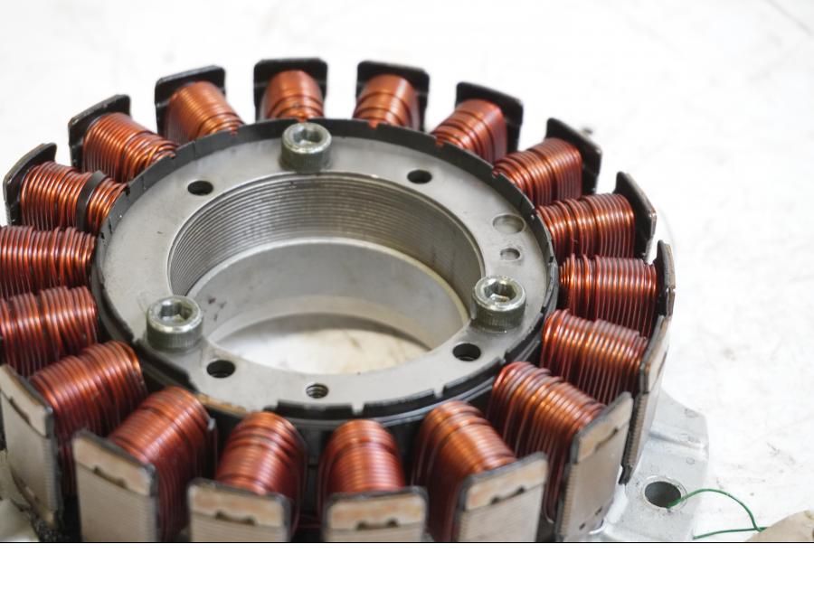 Baksidan på Generator från en Kawasaki VN 1500 Classic Tourer -2001 motorcykel.