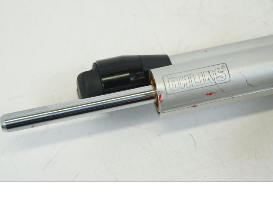 Vänster sida på Styrdämpare Öhlins från en Ducati Streetfighter V4 -2020 motorcykel.