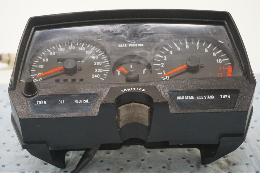 Framsidan på Instrumentpanel från en Suzuki GSX 550 -1985 motorcykel.