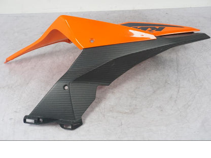 Höger sida på Bensintankskåpa från en KTM 1290 Super Duke R -2021 motorcykel.