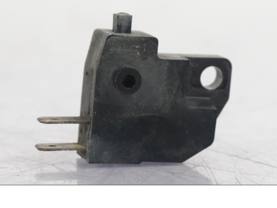 Snett uppifrån på Bromsljuskontakt från en Suzuki GSF 1250 -2010 motorcykel.