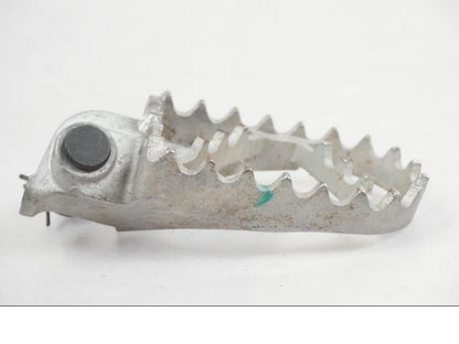 Vänster sida på Fotpinne från en KTM 390 Adventure -2021 motorcykel.