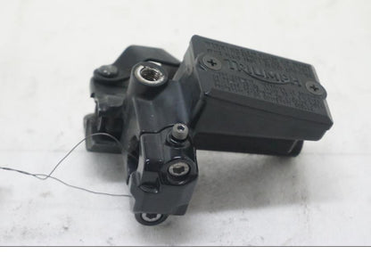 Baksidan på Kopplingshuvudcylinder från en Triumph Tiger Explorer -2012 motorcykel.