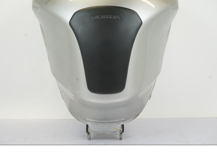 Vänster sida på Bensintank från en Honda NT 700 -2008 motorcykel.