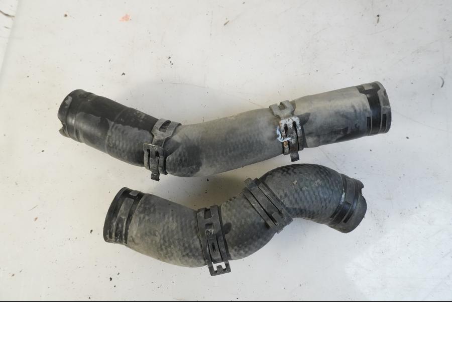 Baksidan på Vattenkyl Slang Set från en BMW F 800 GS -2008 motorcykel.