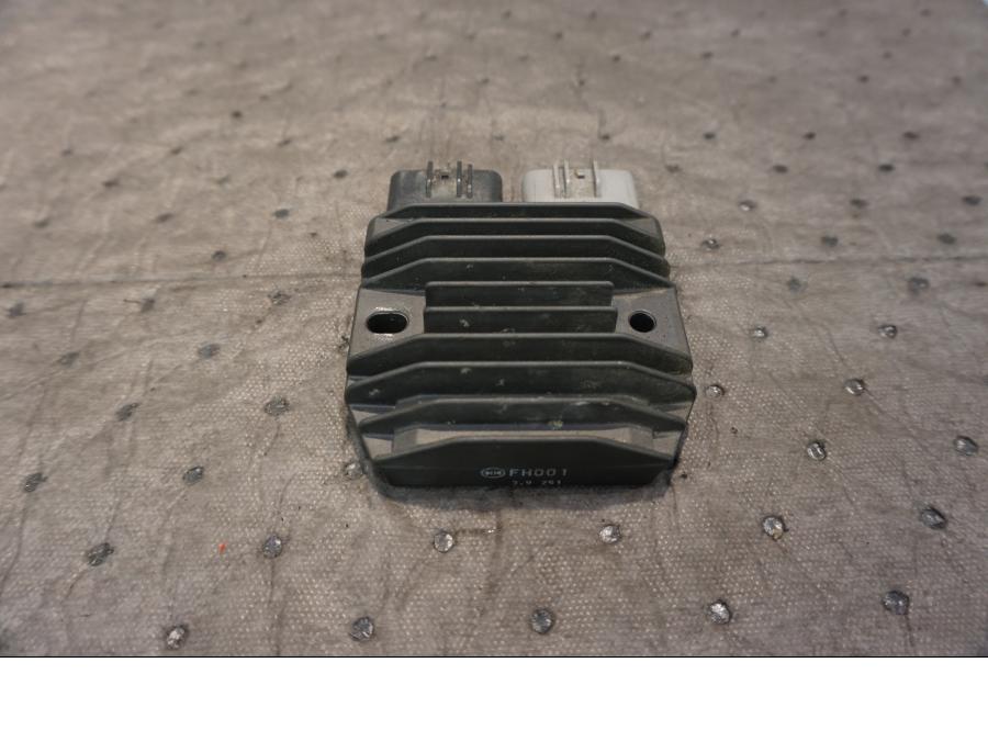 Framsidan på Likriktare från en Yamaha FJR 1300 -2004 motorcykel.