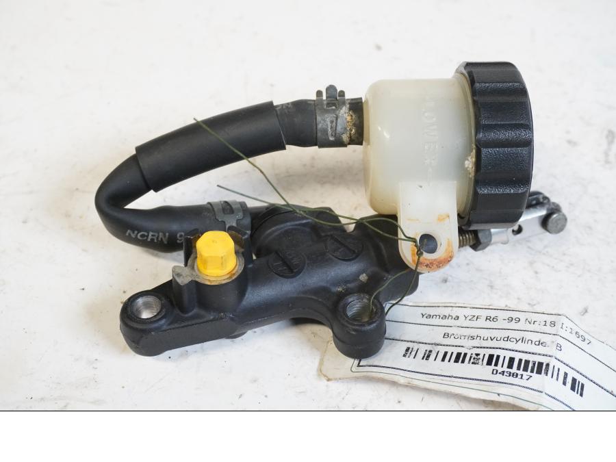 Framsidan på Bromshuvudcylinder från en Yamaha YZF R6 -1999 motorcykel.