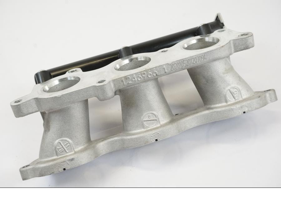 Vänster sida på Fuel Rail från en Triumph Trident -2021 motorcykel.