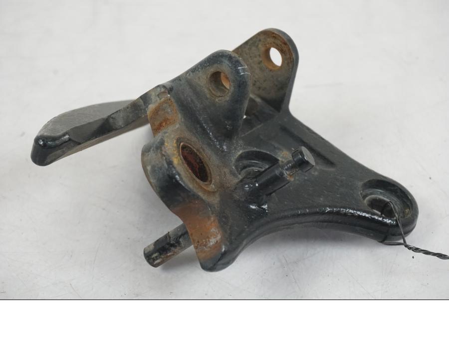 Baksidan på Fotpinnefäste från en BMW F 800 GS -2008 motorcykel.