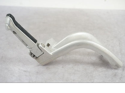 Baksidan på Fotpinnefäste från en Triumph Tiger -2009 motorcykel.