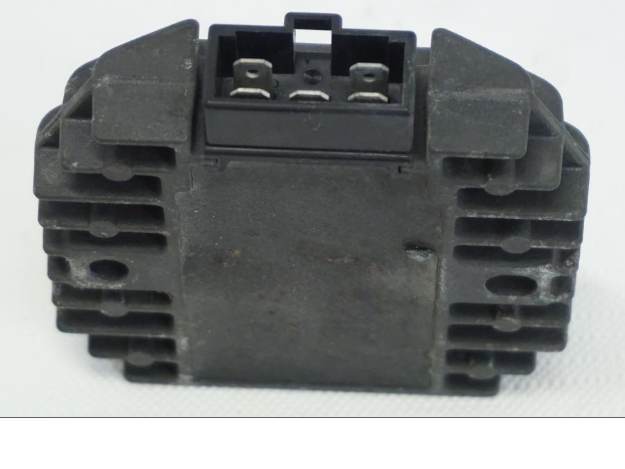 Snett uppifrån på Likriktare från en Yamaha TDM 850 -1998 motorcykel.