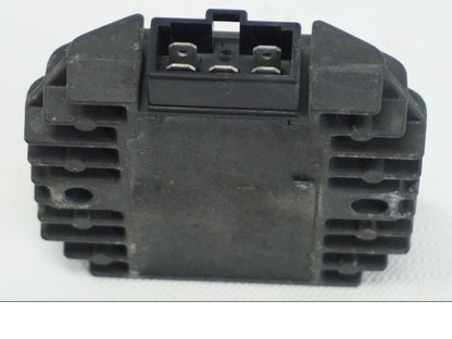 Snett uppifrån på Likriktare från en Yamaha TDM 850 -1998 motorcykel.