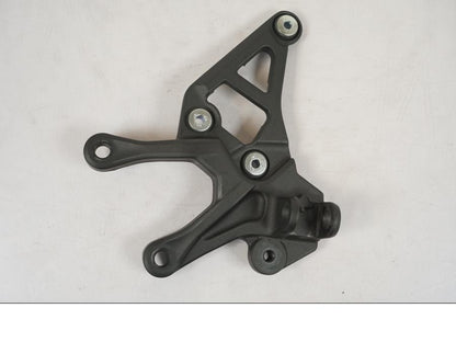 Framsidan på Fotpinnefäste från en Kawasaki Z 900 -2021 motorcykel.