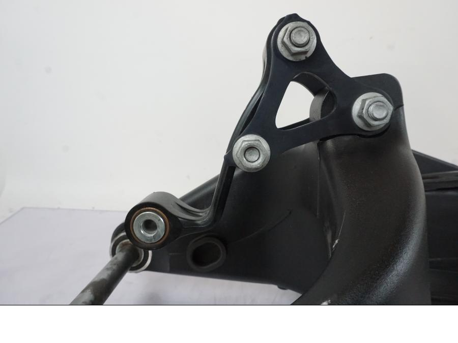 Extrabild3 på Sving från en KTM 1290 Super Duke R -2021 motorcykel.