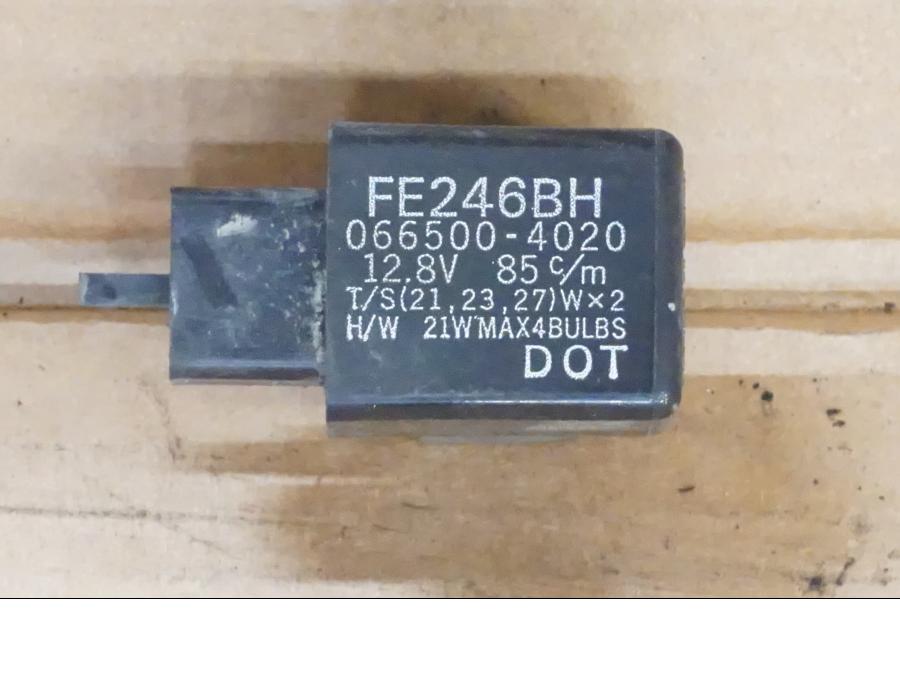 Framsidan på Blinkersrelä från en Yamaha XVS 1100 -2000 motorcykel.