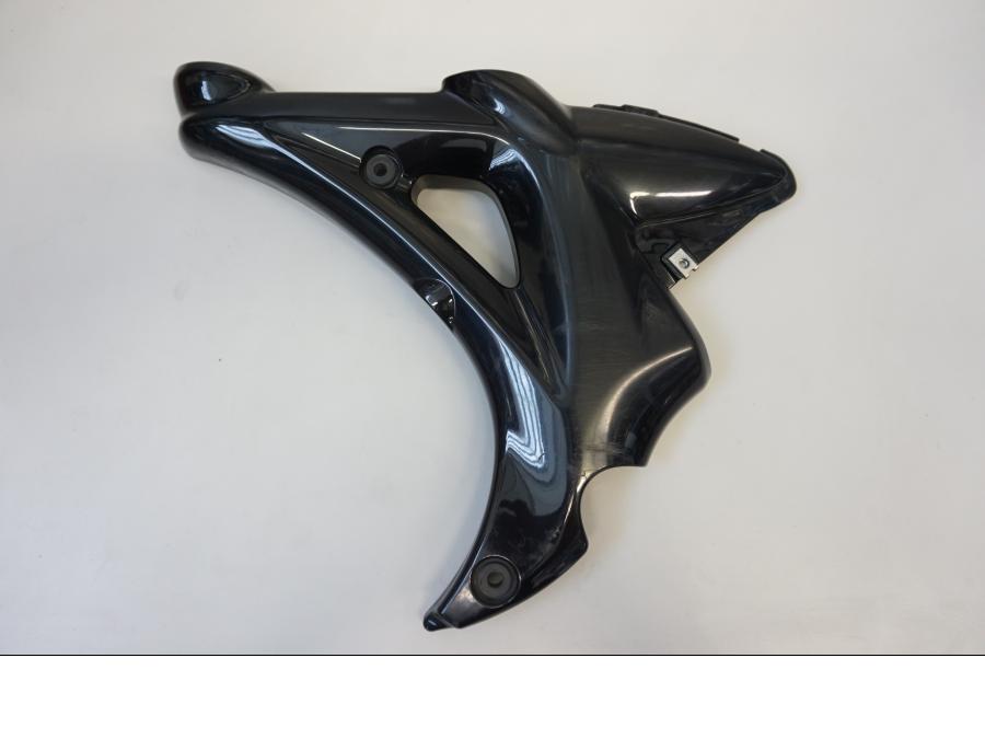 Framsidan på Ramplast från en Suzuki SFV 650 A Gladius -2012 motorcykel.